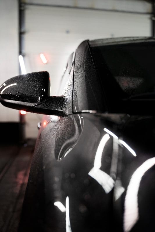 Blizgantis automobilio kėbulas po kruopščios priežiūros.